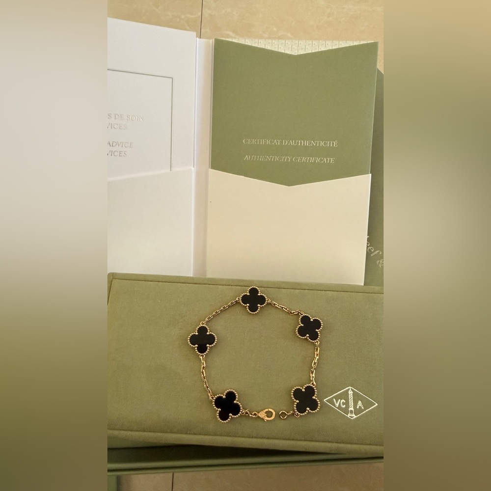 Vintage Van Cleef & Arpels Alhambra bracelet, 5 motifs. 18K yellow gold, Onyx